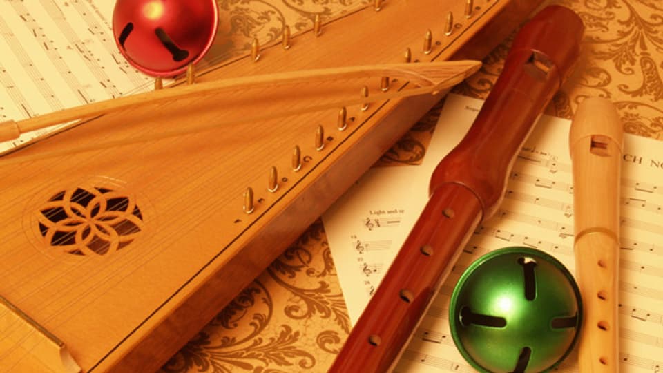 Die Instrumente stimmen gerne Weihnachtslieder an.