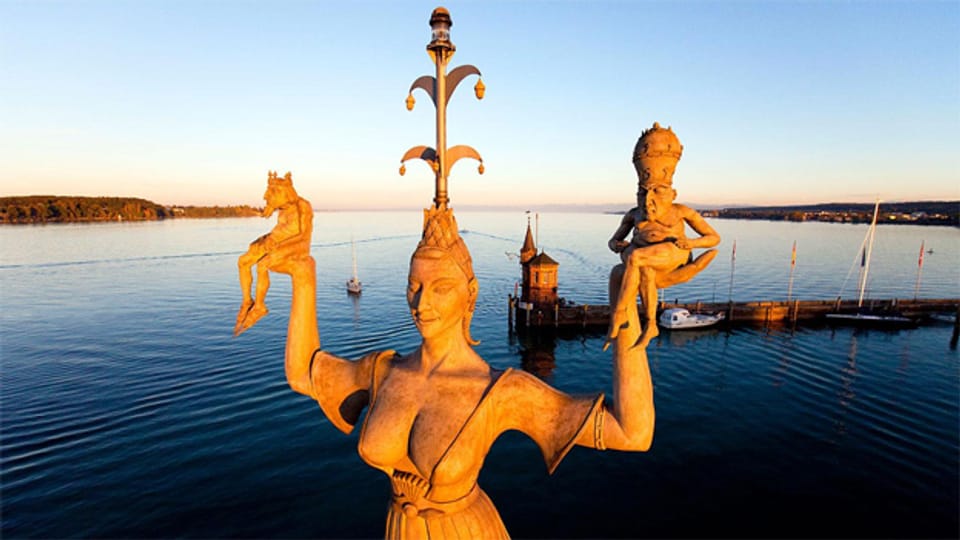 Die grosse Statue vor dem weiten See.