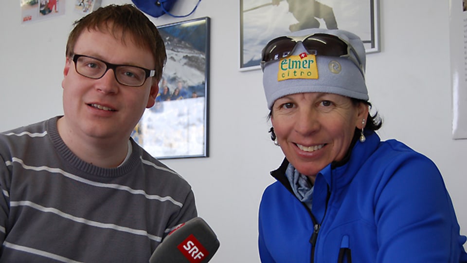 Im Büro von Vreni Schneiders Ski-, Snowboard- und Rennschule in Elm. Vreni Schneider kam fürs Gespräch direkt von der Skipiste.