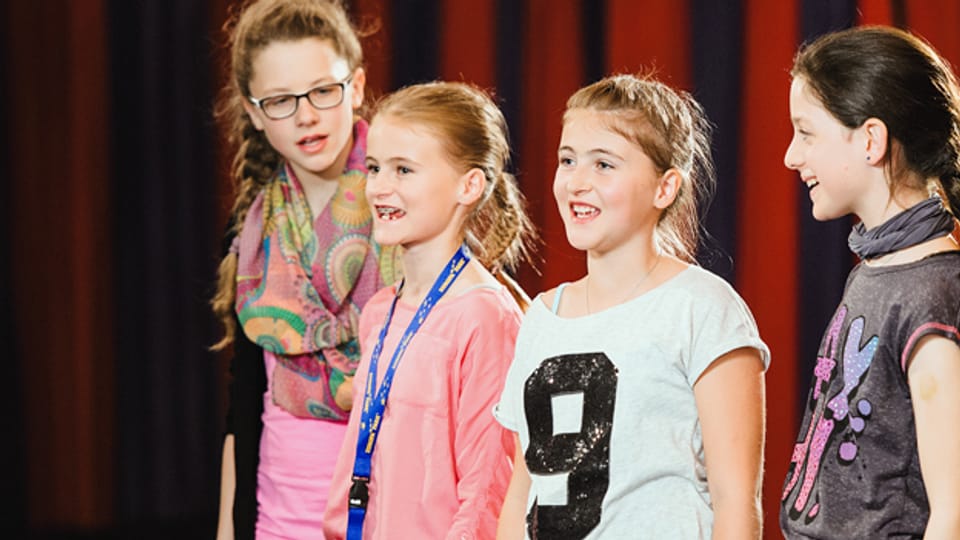 Gut gelaunt und etwas aufgeregt: Die vier Mädchen treten als Meedle in der Kinder-Musikshow «Alperöösli» auf.