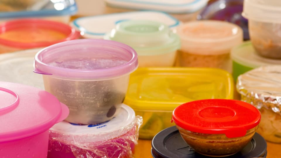 Plastikgeschirr ist praktisch zum Aufbewahren und Frischhalten von Lebensmitteln.