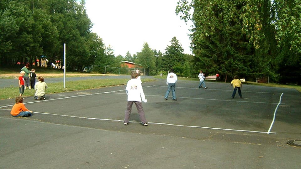 Völkerball wird auf einem Volleyballfeld ohne Netz gespielt.
