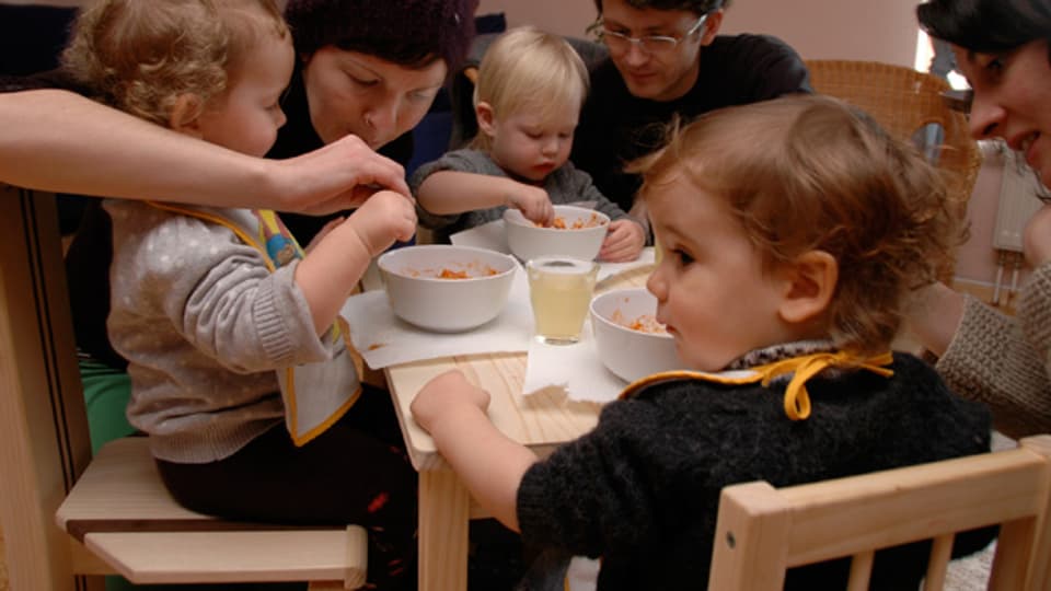 Kleine Kinder zappeln gerne während des Essens.