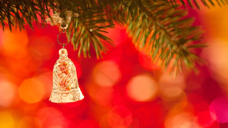Die kleine Glocke am Christbaum kann dank einer Kerze doch noch Weihnachten einläuten.