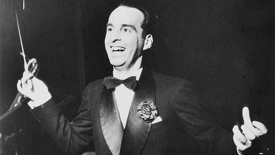 Cedric Dumont 1960 als Dirigent seines Orchesters.