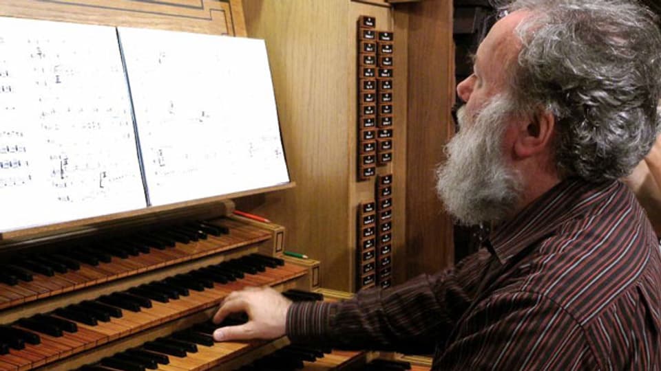 Wolfgang Sieber an seiner Orgel.