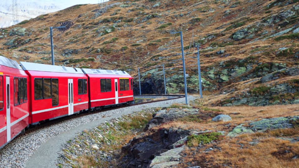 Zug bahnt sich seinen Weg durch die Alpen.