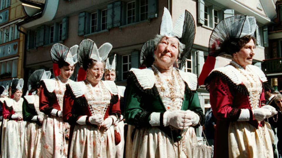 Innerrhoderinnen in Festtagstrachten durchschreiten am 29. Mai 1997 in der traditionellen Fronleichnams-Prozession Appenzell.