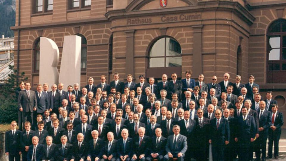 Ligia Grischa 1992 vor dem Ilanzer Rathaus.