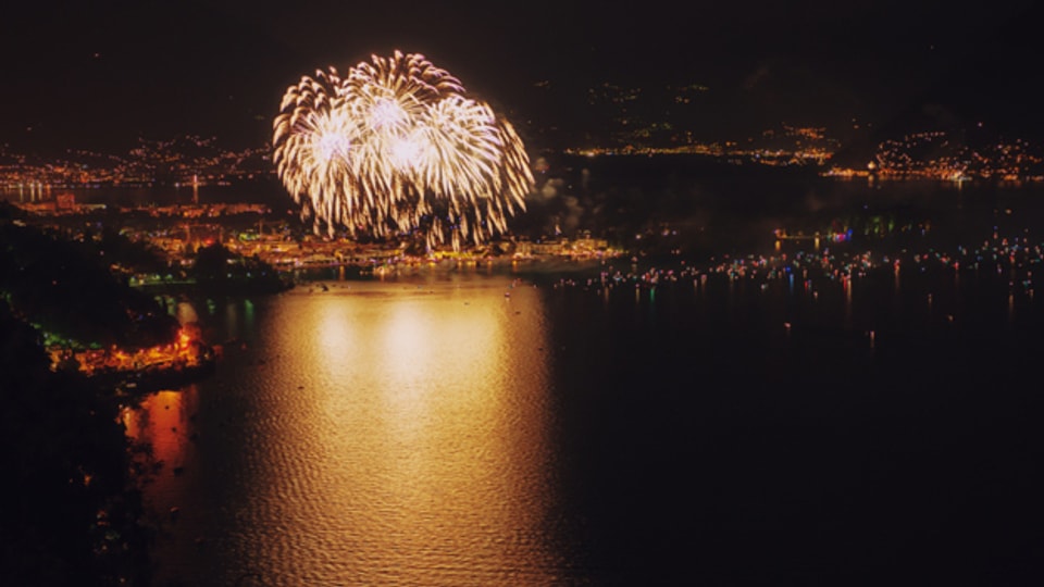 Feuerwerk zum 1. August am Lago Maggiore.