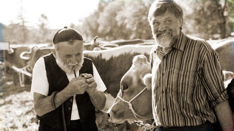 Zwei Appenzeller Bauern bei einer Viehschau.