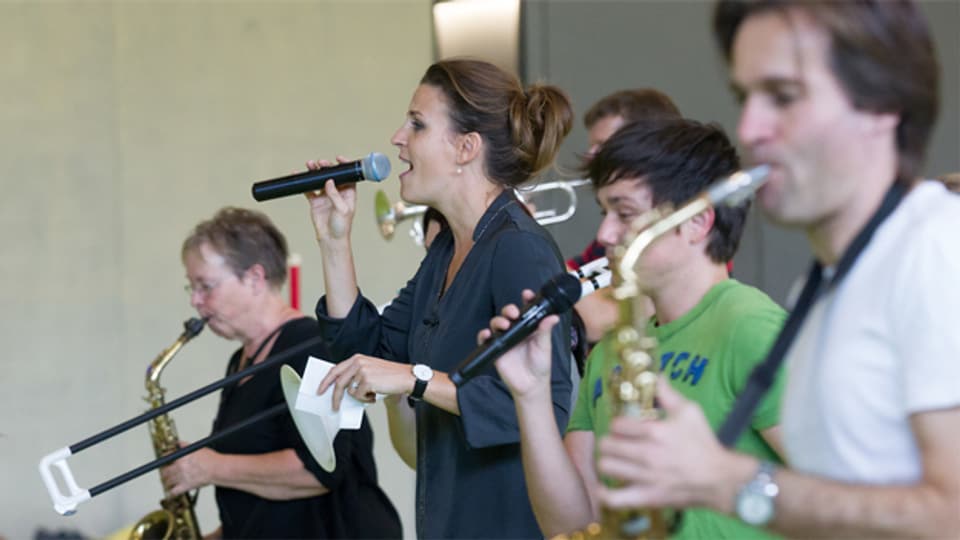 Singen, musizieren, Spass haben: Cornelia Boesch bei den Proben mit der Jason Boon Bigband.