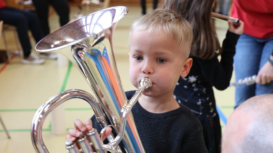 «Kids Day Blasmusik»: Nicht aus der Puste kommen und möglichst viele Instrumente kennenlernen.