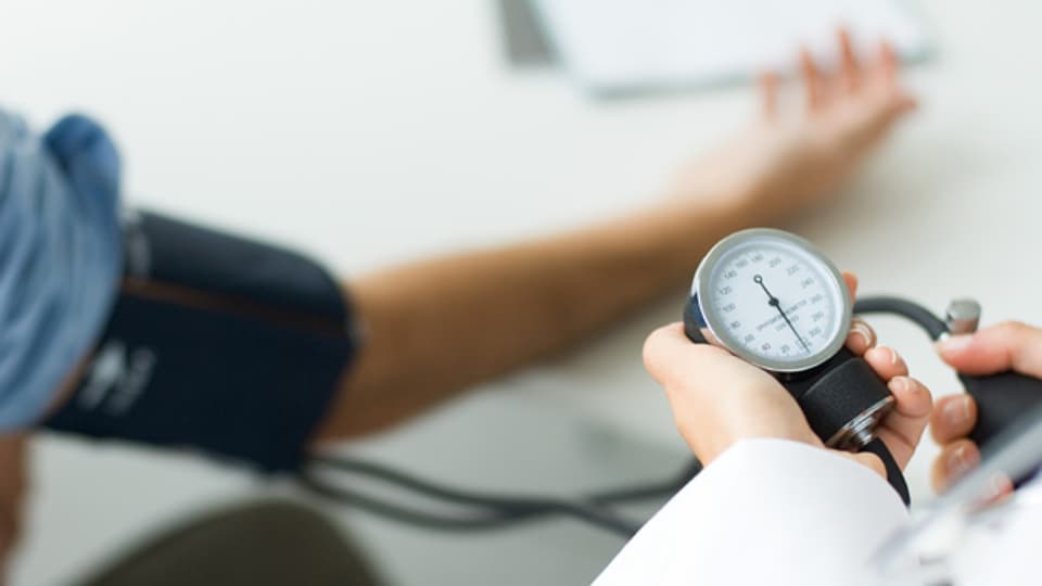 Bluthochdruck kann als sogenanntes Weisskittel-Phänomen auftreten. Das heisst: Allein die Angst vor einem Arztbesuch kann den Blutdruck in die Höhe treiben.