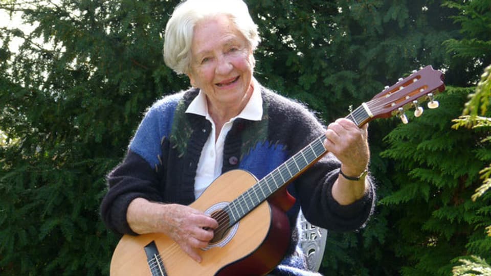 Ilse Schläpfer hat mit 86 Jahren beschlossen das Gitarrenspiel zu erlernen. Nun ist sie 89 und spielt und singt jeden Tag.