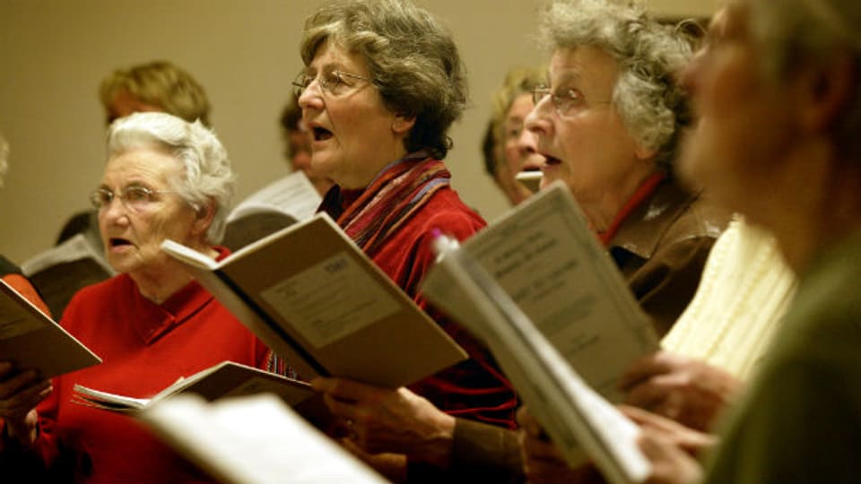 Singen im Chor therapiert die Stimme und fördert den sozialen Kontakt.
