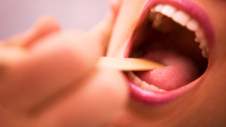 «Zeigt her eure Zunge!». Die Zunge gibt Aufschluss über die körperliche Gesundheit.