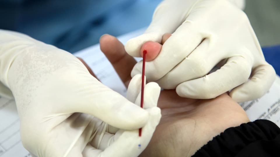 Um eine Anämie zu diagnostizieren, nimmt der Arzt dem Patienten Blut ab und lässt im Labor ein kleines Blutbild erstellen.