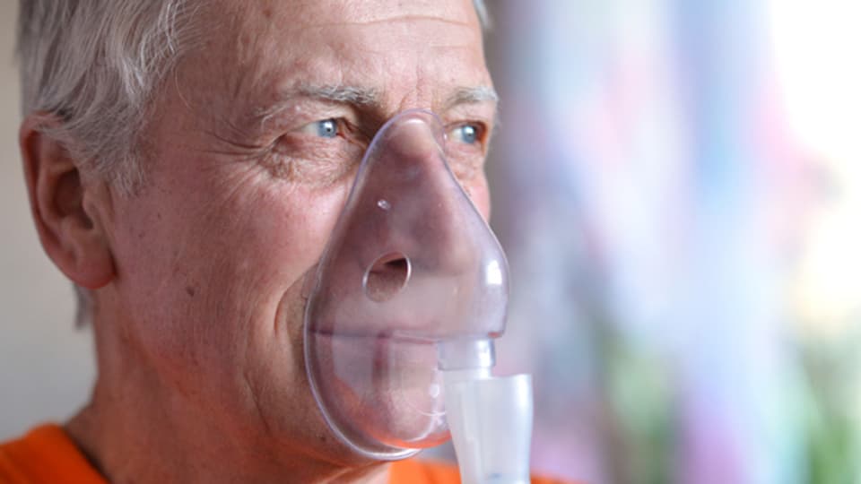 Inhalieren kann bei COPD-Erkrankten Linderung verschaffen.