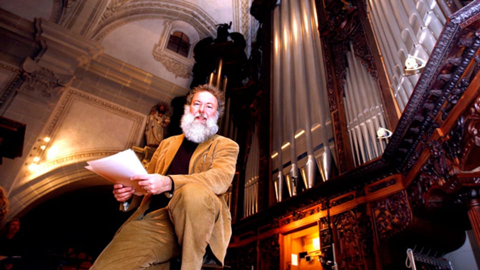 Wolfgang Sieber, Organist in der Luzerner Hofkirche St. Leodegar, posiert 2009 neben der mächtigen Orgel.