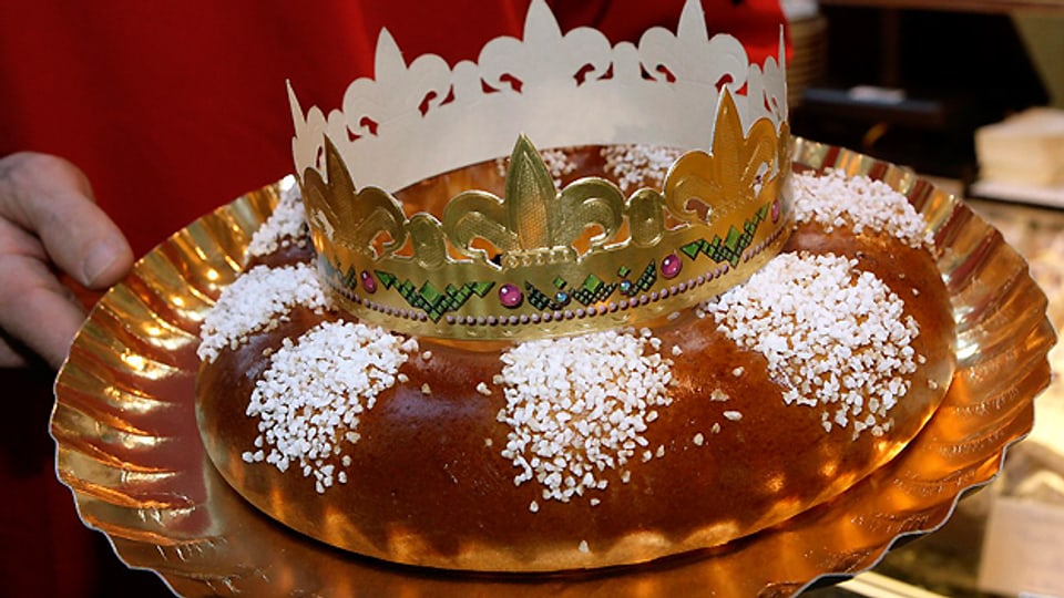 Die Krone liegt auf dem Kuchen für den künftigen «König» bereit.