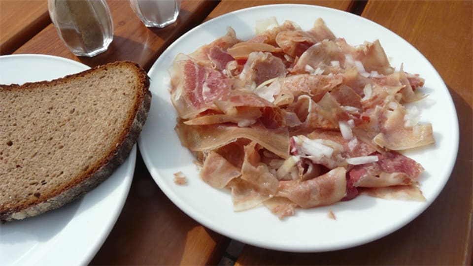 Ochsenmaulsalat wird in der Regel mit einer einfachen Vinaigrette aus Essig und Öl zubereitet.