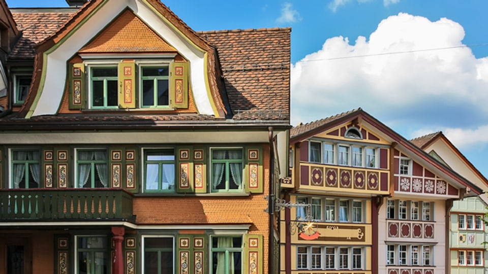 Typisch bei Appenzeller Häusern sind die verschiedenen Farbtöne bei der Fassade.