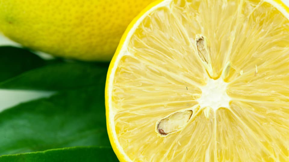 Zitronensäure wirkt bei Rostflecken.