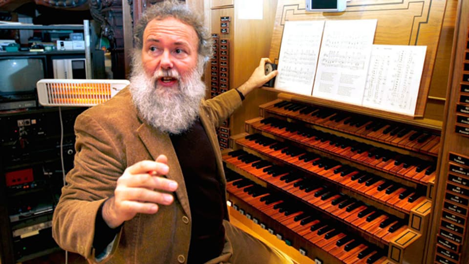 Wolfgang Sieber an seinem Wirkungsort: An der mächtigen Orgel in der Luzerner Hofkirche St. Leodegar.