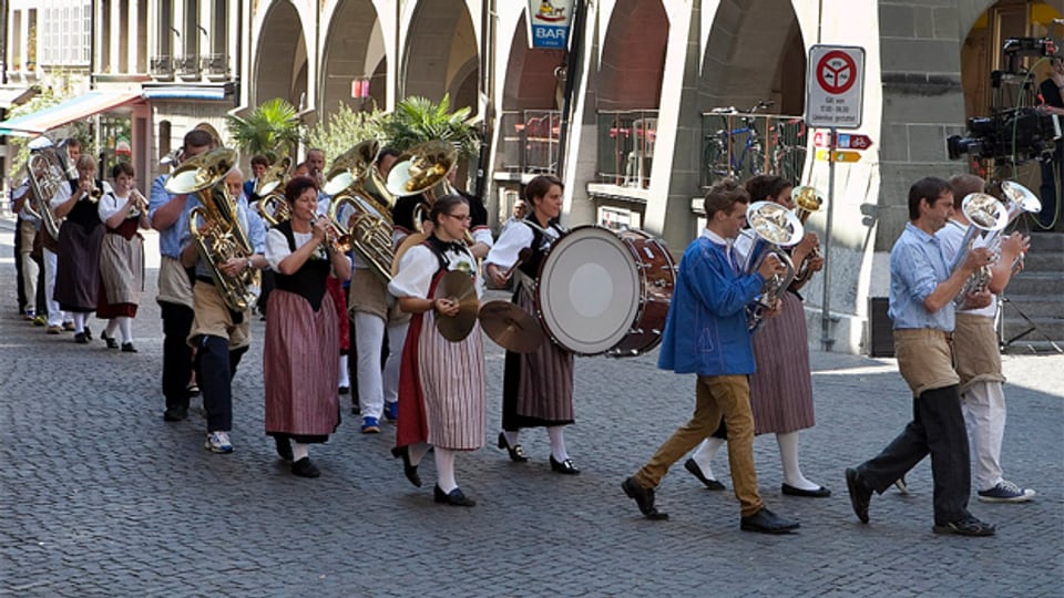 Die Brass Band Emmental in den Gassen von Burgdorf im Rahmen der «Potzmusig»-Sendung vom Eidgenössischen Schwing- und Älplerfest 2013.