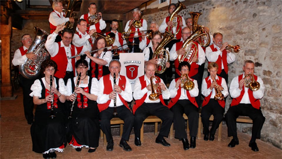 Die Dorfmusik Bachenbülach ist eine von vielen Formationen, die an den Freikonzerten im Rahmen des 20. Schweizerischen Blaskapellentreffens auftreten und in Naters für eine festliche Stimmung sorgen.