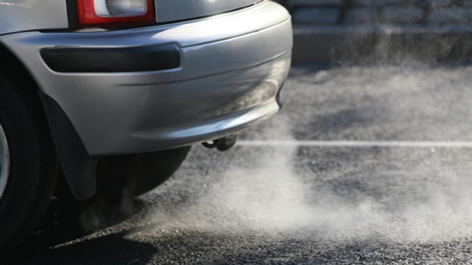 Luftverschmutzung hat verschiedene Ursachen, Autoabgase tragen ihren Teil dazu bei.
