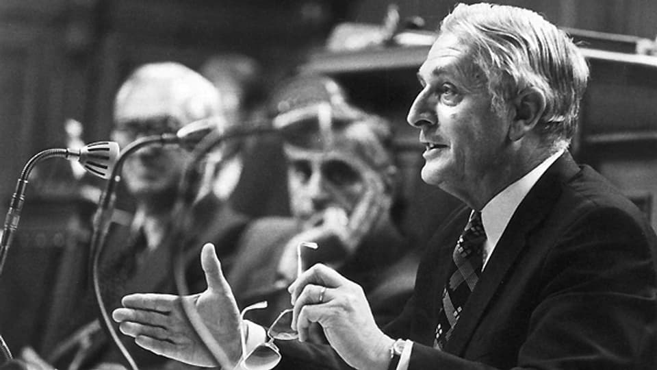 21. September 1976: FDP-Bundesrat Ernst Brugger (1914-1998) bei einem Plädoyer im Ständerat für eine Übergangsordnung zur Einführung einer obligatorischen Arbeitslosenversicherung.