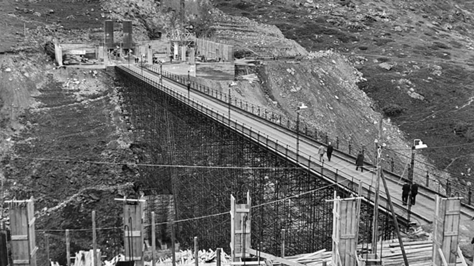 Arbeitsbrücke mit Tunneleingang auf der italienischen Seite des Grossen Sankt Bernhard, aufgenommen am 9. Oktober 1959.