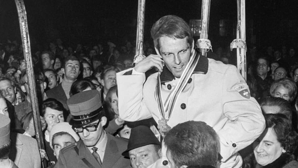 Bei den Olympischen Winterspielen 1968 in Grenoble holt Alois Kälin in der Nordischen Kombination Silber. Nach seiner Rückkehr in die Schweiz wird der Silbermedaillen-Gewinner im Bahnhof Zürich feierlich empfangen.