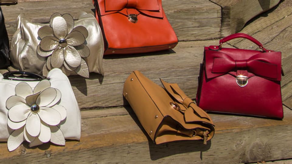 Handtaschen gelten als beliebtes modisches Accesoire wofür man gerne Geld ausgibt.