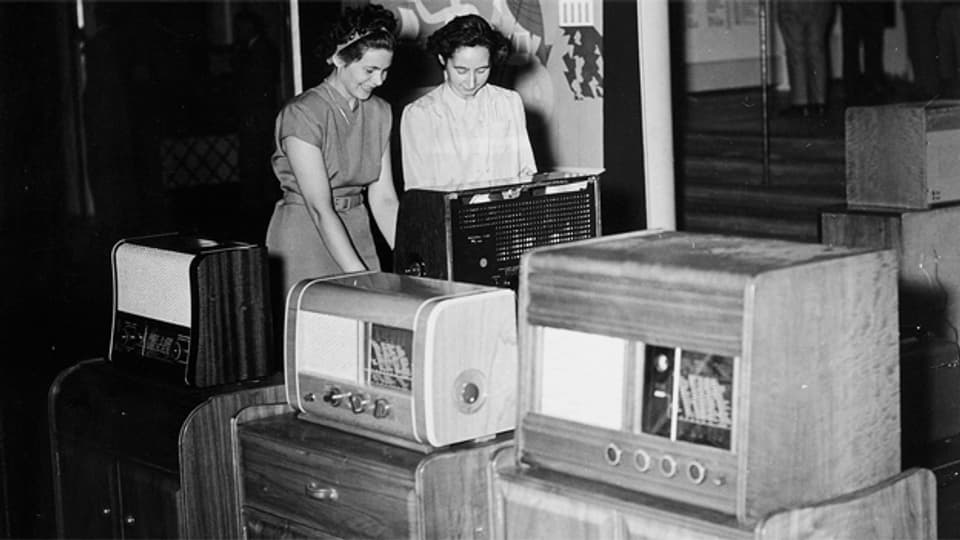 Radioempfangsgeräte an der Radioausstellung 1948 in Zürich.