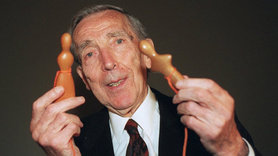 Bildhauer und Spielzeugdesigner Antonio Vitali (1909-2008) präsentiert 1999 im Museum für Gestaltung in Zürich zwei von ihm erschaffene Holzfiguren..