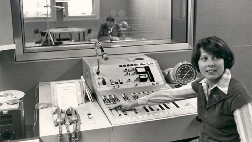 Maria Cadruvi in 1980 im Studio von Radio Rumantsch.