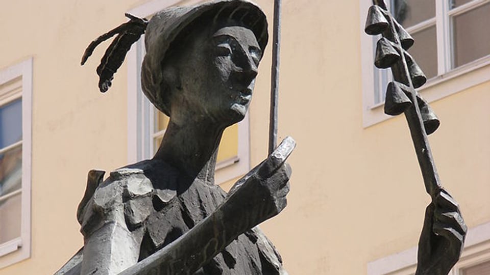 Papageno mit dem magischen Glockenspiel aus der Oper «Zauberflöte» als Brunnenfigur in Salzburg.