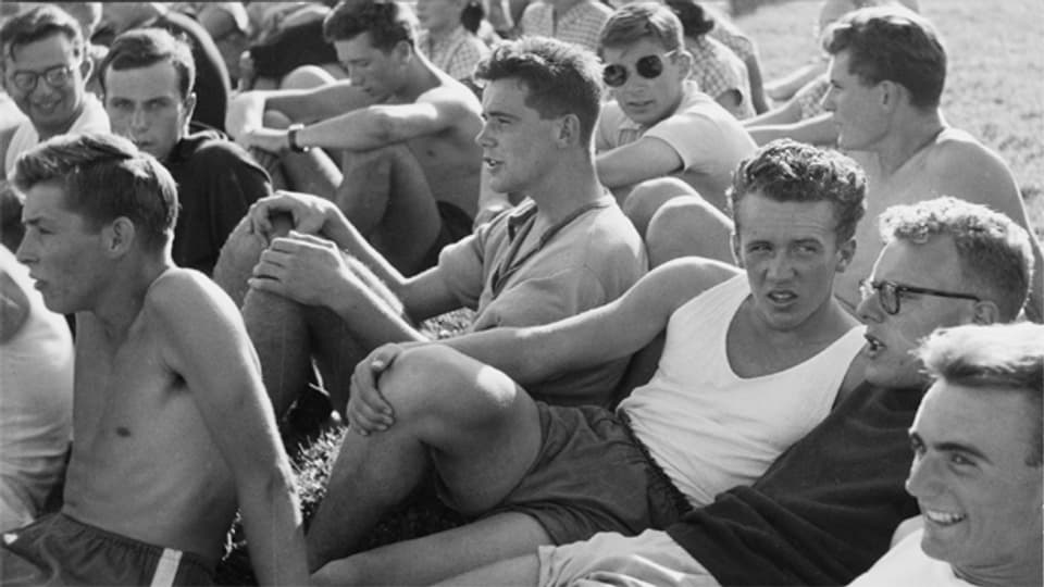 Auch an Turntagen, wie hier 1953 in Küsnacht ZH, werden junge Menschen zu Turnen und Sport motiviert.