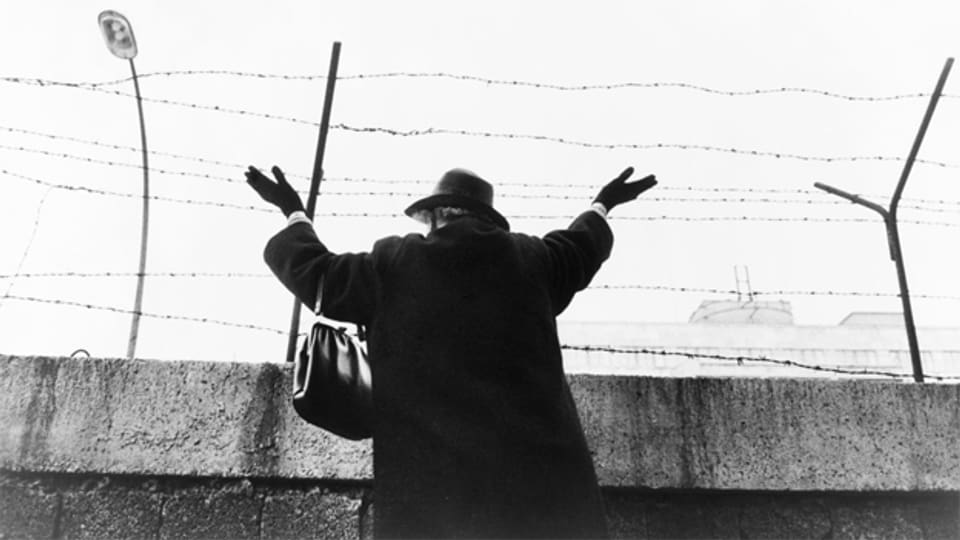  Nach dem Bau der Berliner Mauer konnte man seine Verwandten im anderen Sektor der Stadt meistens nur durch Stacheldraht hindurch grüssen.