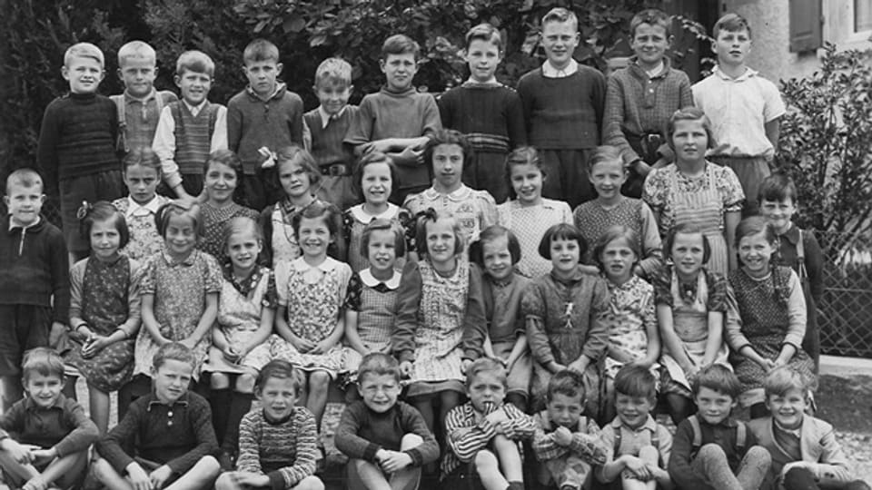 Alois Hartmann (untere Reihe, 4.v.l.) mit seinen Klassenkameradinnen und -kameraden von der Gesamtschule Altwis 1944/45.
