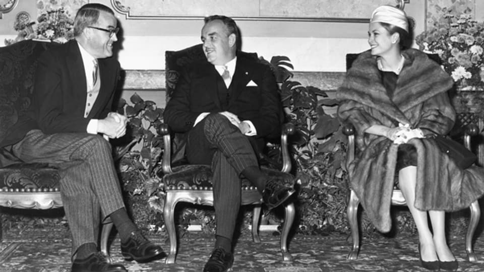 Bundespräsident Max Petitpierre unterhält sich während des monegassischen Staatsbesuch im November 1960 mit Fürst Rainier von Monaco und seiner Frau Fürstin Gracia Patricia.