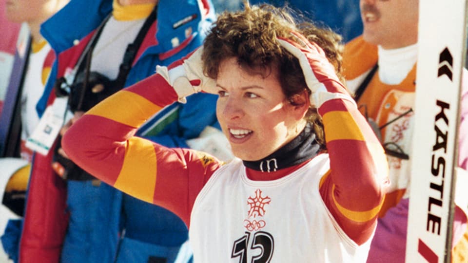 Vreni Schneider freut sich 1988 in Calgary über ihre erste Goldmedaille bei Olympischen Spielen. Einen Tag nach ihrem Sieg im Riesenslalom lässt sich die Glarnerin auch als Slalom-Olympiasiegerin feiern.