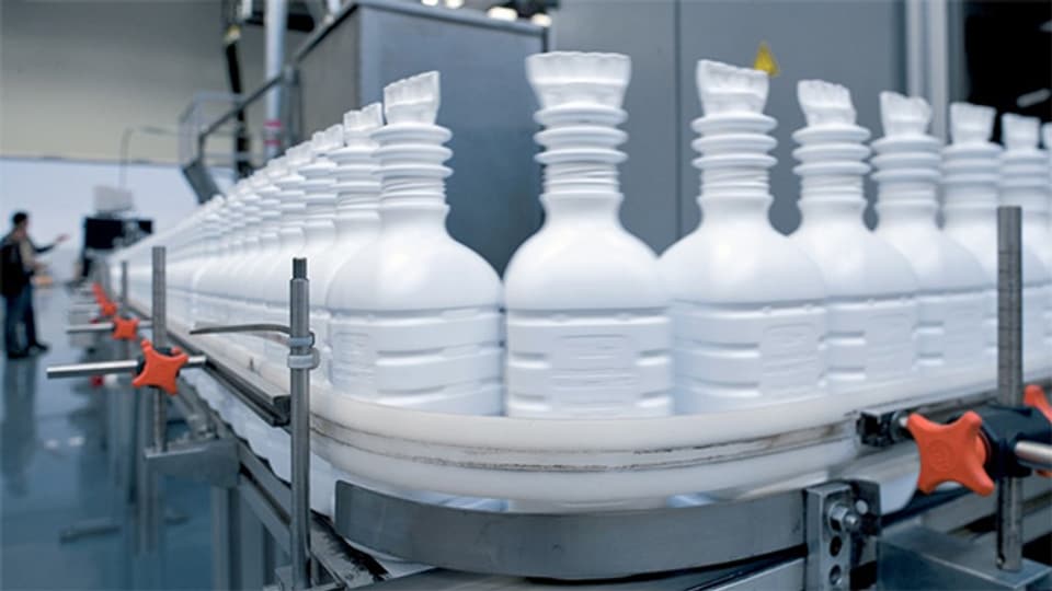 Die wahre Pionierarbeit der Firma Alpla begann mit der Produktion einer Flasche für Glasreiniger.