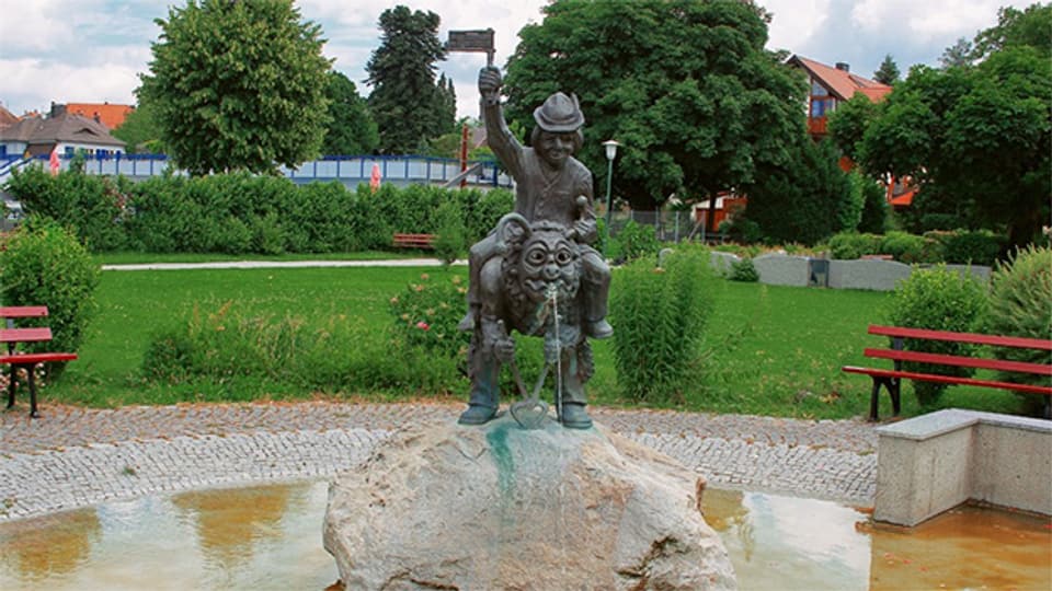 Den Narrenbrunnen zieren die beiden Figuren der Nonnenhorner Narrenzunft: Der Traubenhüter und die Reblaus.
