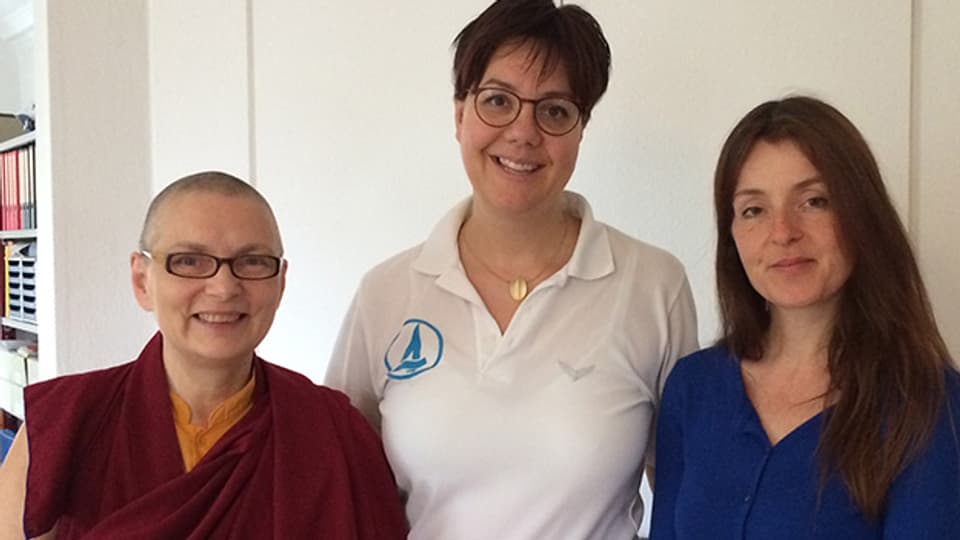 Die buddhistische Nonne Ani Jinpa, SRF Musikwelle-Redaktorin Karin Kobler und Alexandra Mann, 1. Vorsitzende des Trägervereins Weltkloster Radolfzell.