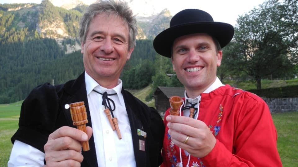 Fritz Frautschi (links) und Redaktor Roman Portmann testen verschiedene Mundstücktypen.