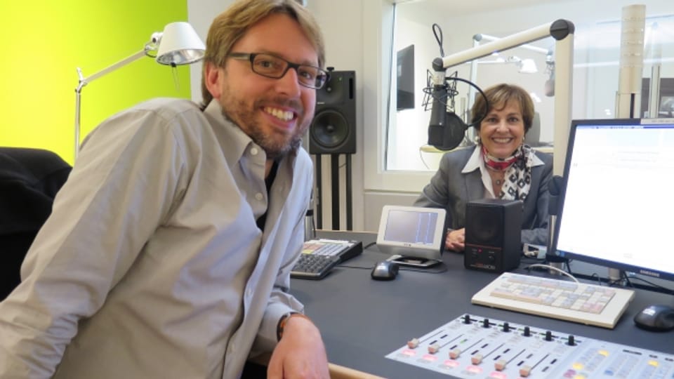 Paola zu Besuch bei Moderator Christian Klemm im Sendestudio der SRF Musikwelle.